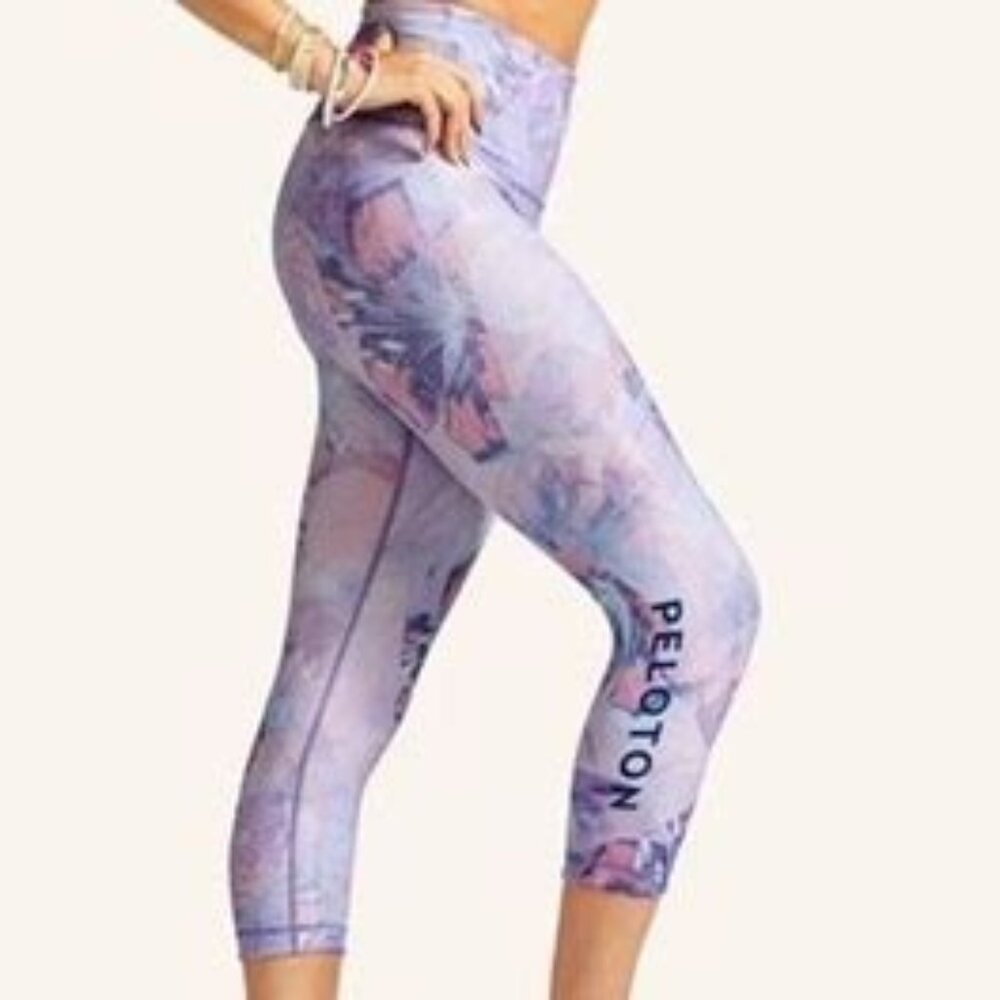 NWT PELOTON LEGGINGS SIZE M FLORAL 2K HIGH WAIST CAPRI PURPLE FA221